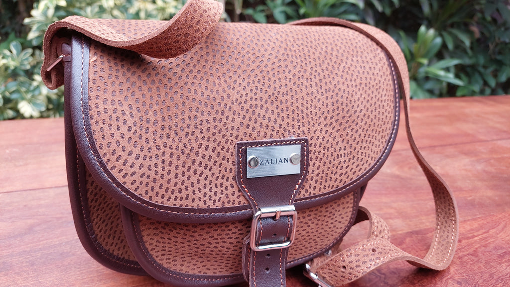 Cartera de Cuero Vacuno Ushguli - Grabado Carpincho