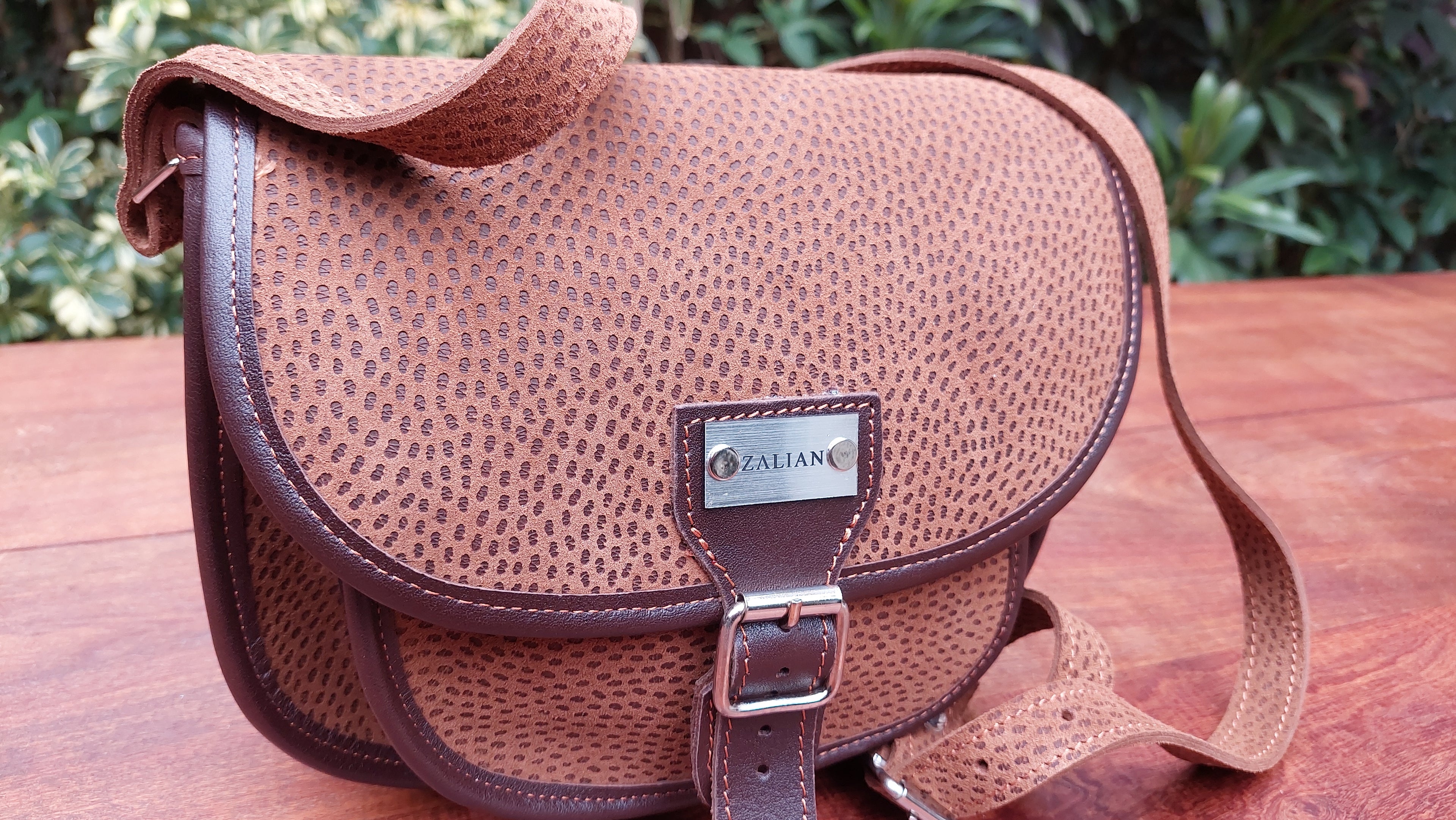 Cartera de Cuero Vacuno Ushguli - Grabado Carpincho