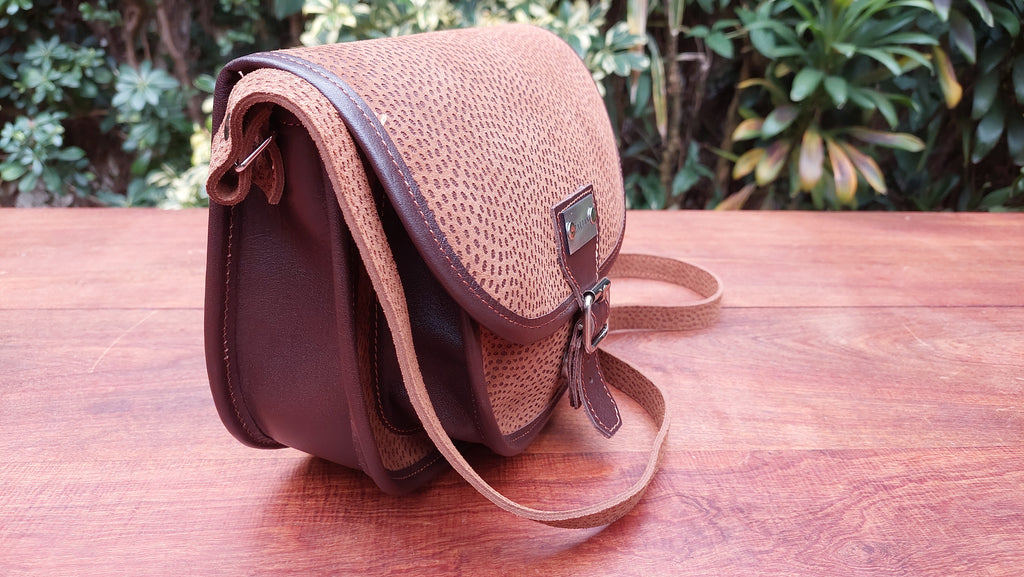 Cartera de Cuero Vacuno Ushguli - Grabado Carpincho