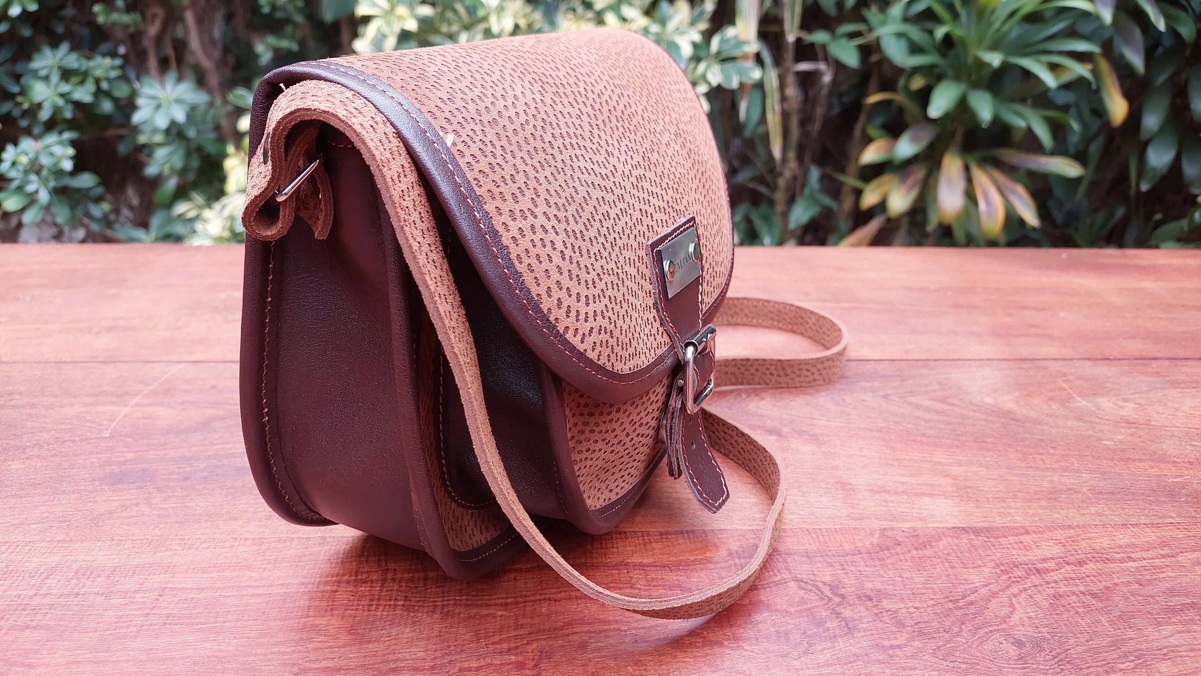 Cartera de Cuero Vacuno Ushguli - Grabado Carpincho