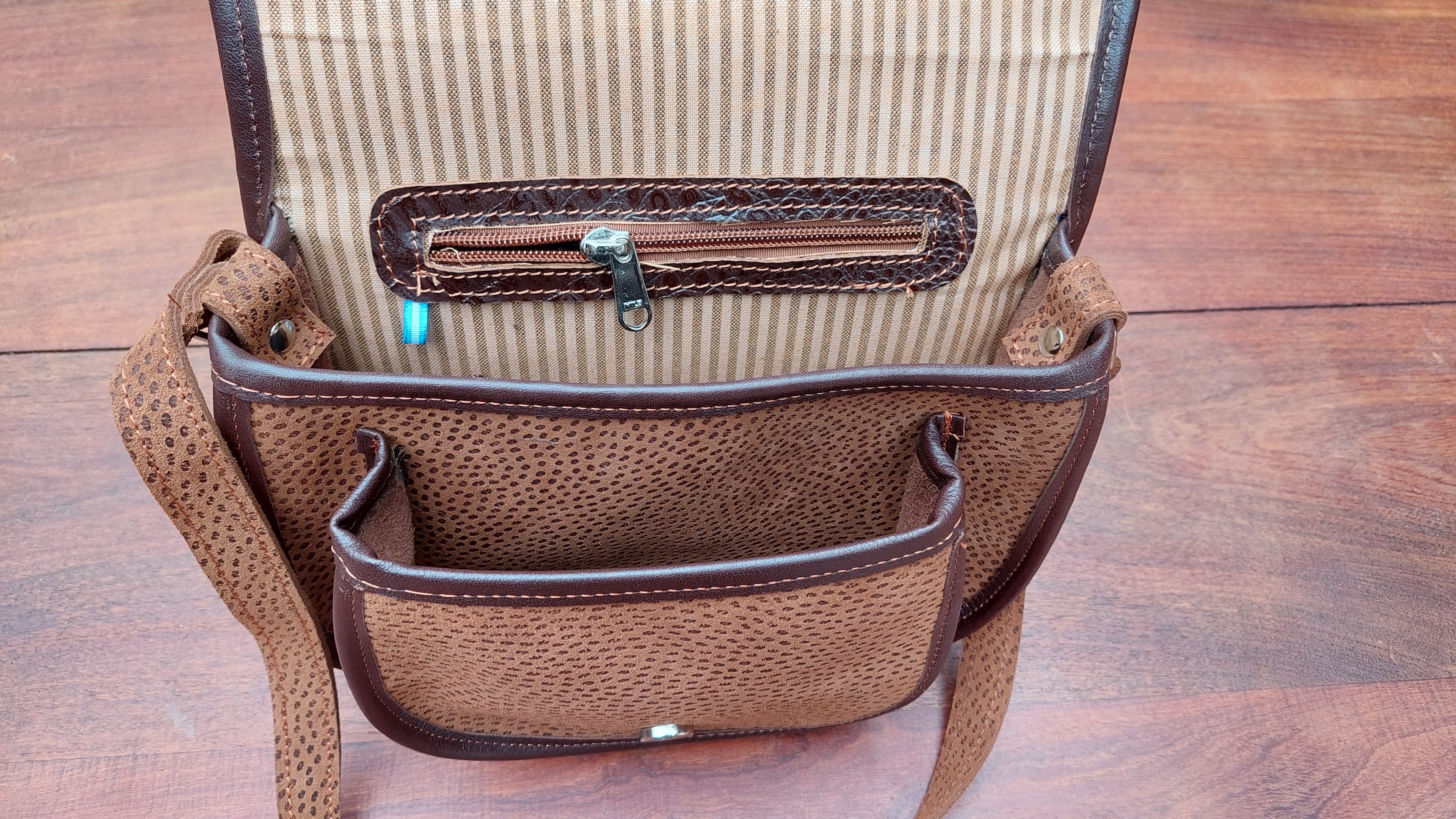 Cartera de Cuero Vacuno Ushguli - Grabado Carpincho