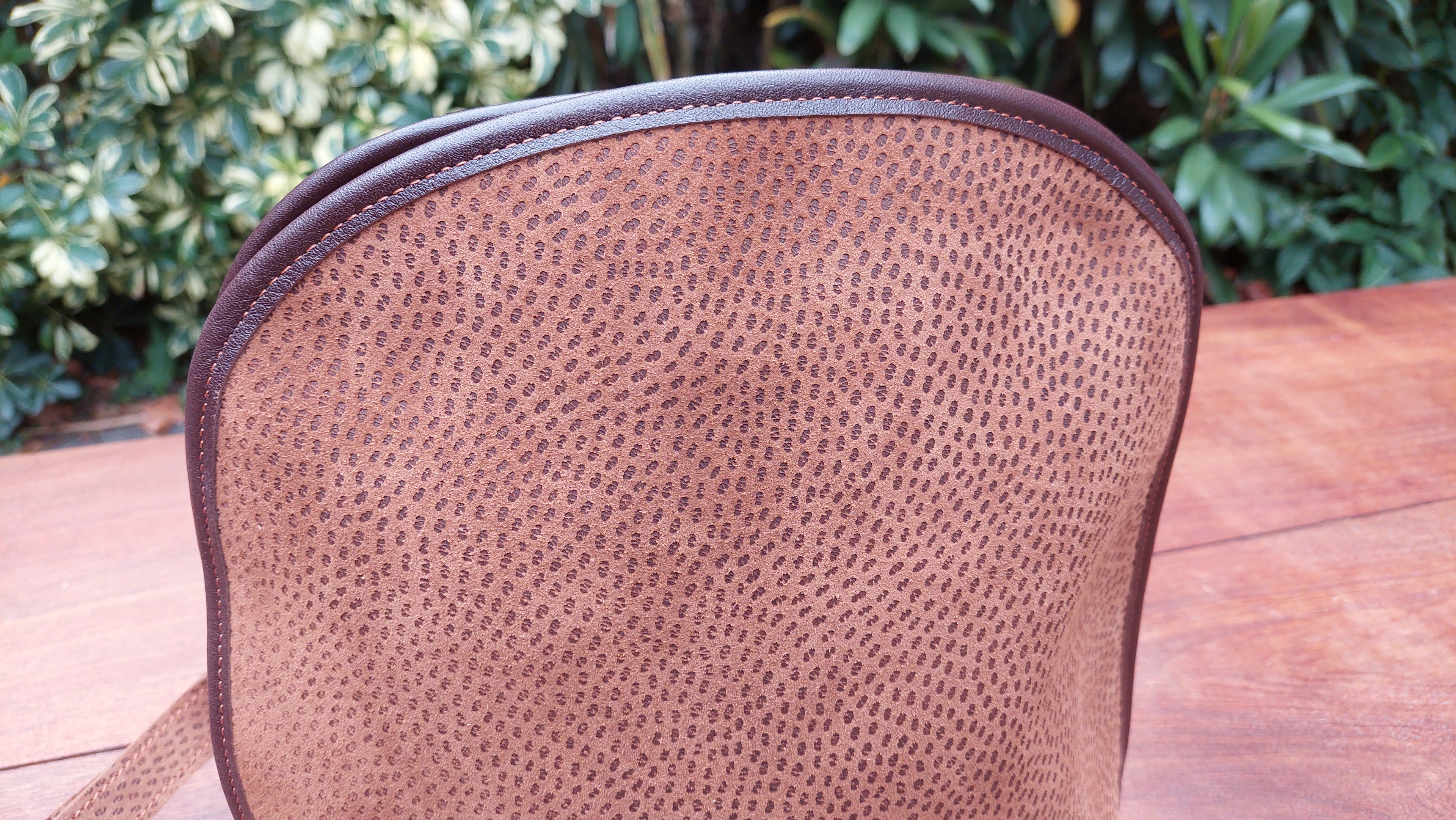 Mochila de Cuero Vacuno Khevi - Grabado Carpincho