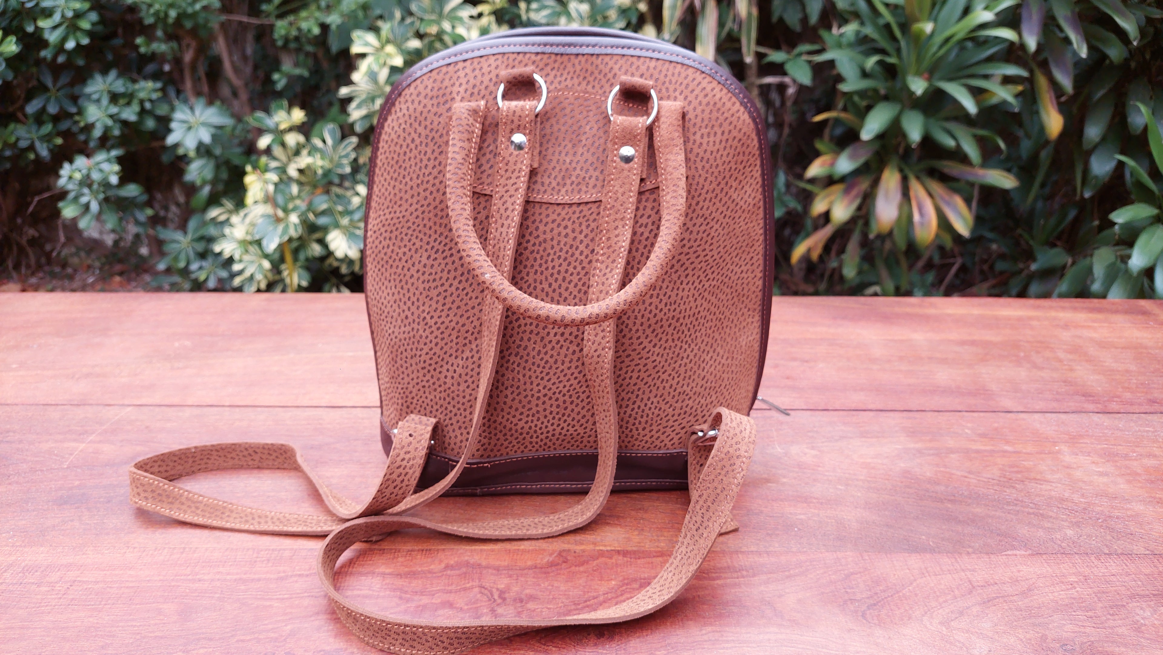 Mochila de Cuero Vacuno Khevi - Grabado Carpincho
