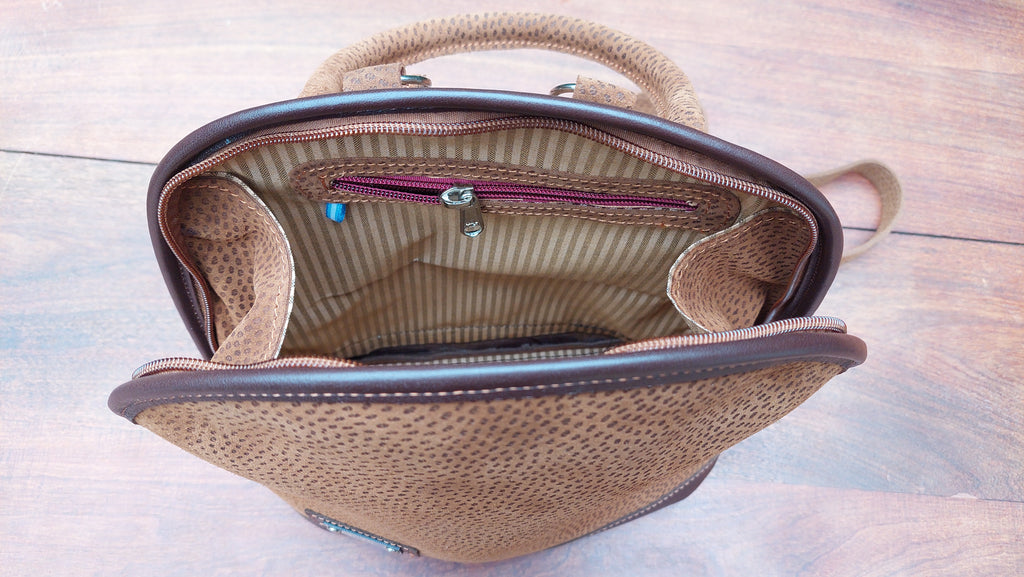 Mochila de Cuero Vacuno Khevi - Grabado Carpincho