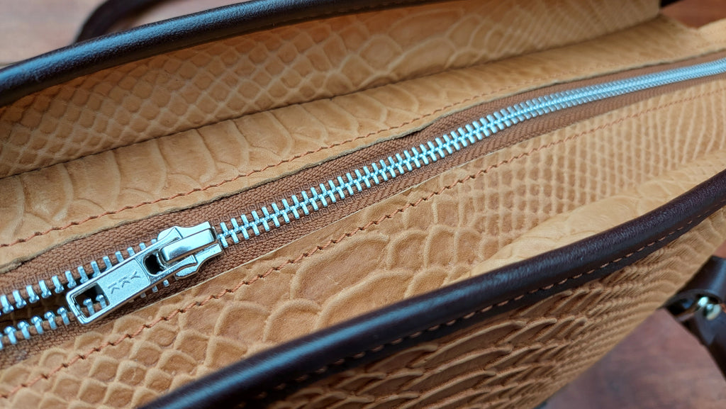 Cartera de Cuero Vacuno Alazani - Grabado Reptil