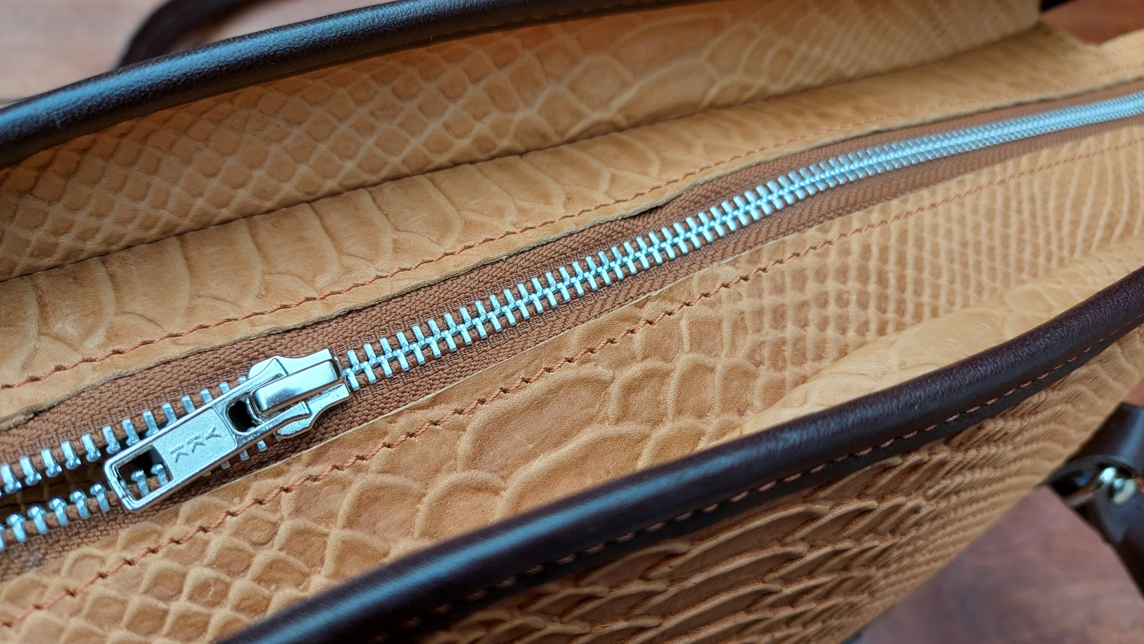 Cartera de Cuero Vacuno Alazani - Grabado Reptil