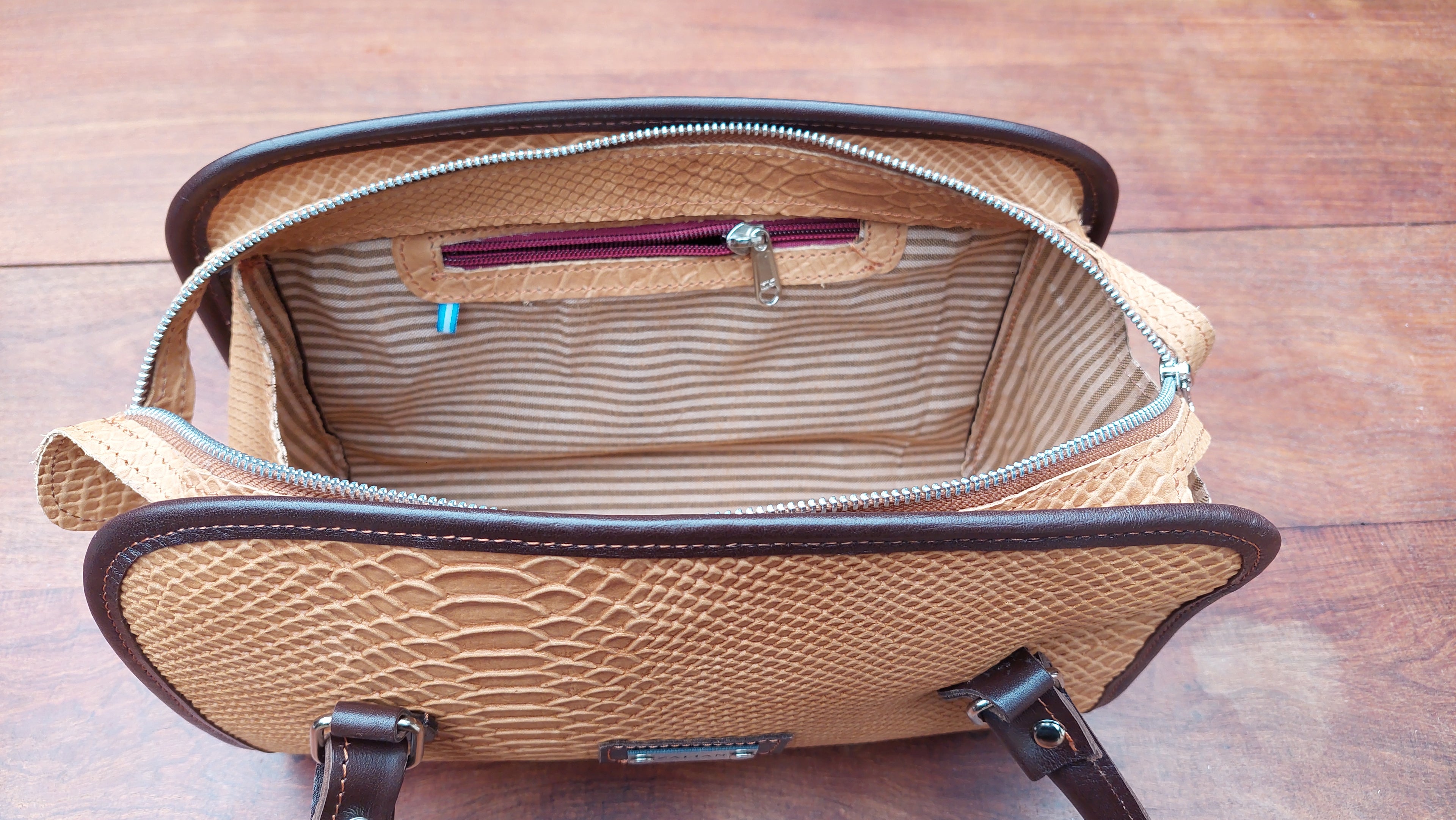 Cartera de Cuero Vacuno Alazani - Grabado Reptil