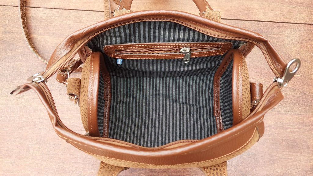 Mochila de Cuero Vacuno Mirabeli - Grabado Capybara