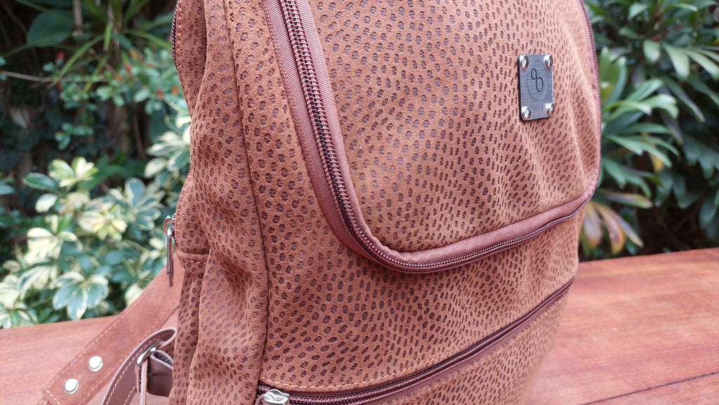 Mochila de Cuero Vacuno Chañar - Grabado Capybara