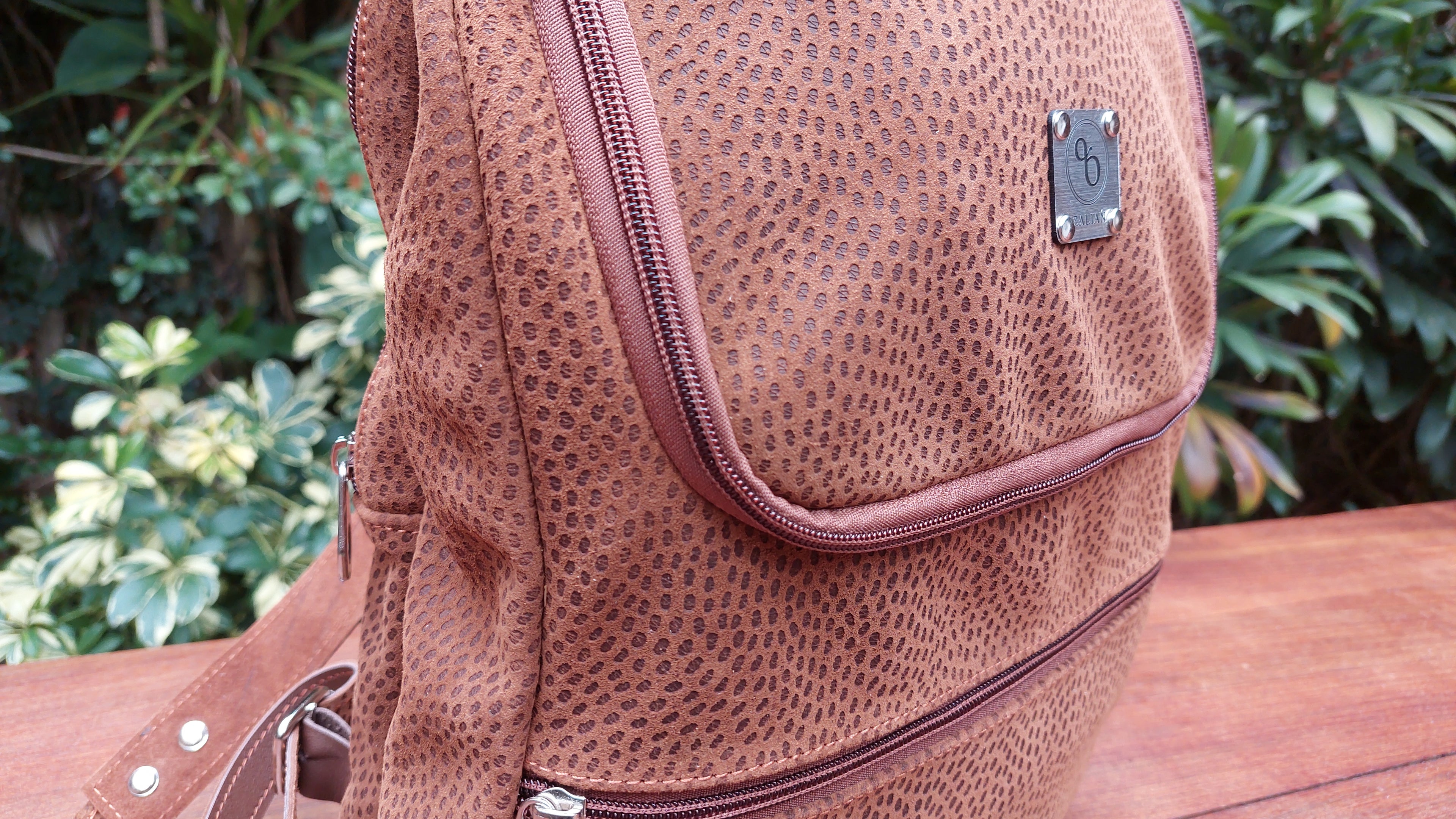 Mochila de Cuero Vacuno Chañar - Grabado Capybara