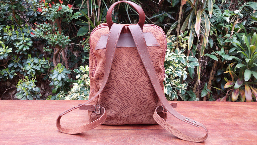 Mochila de Cuero Vacuno Chañar - Grabado Capybara