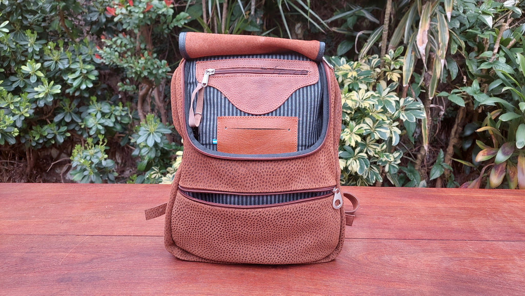 Mochila de Cuero Vacuno Chañar - Grabado Capybara