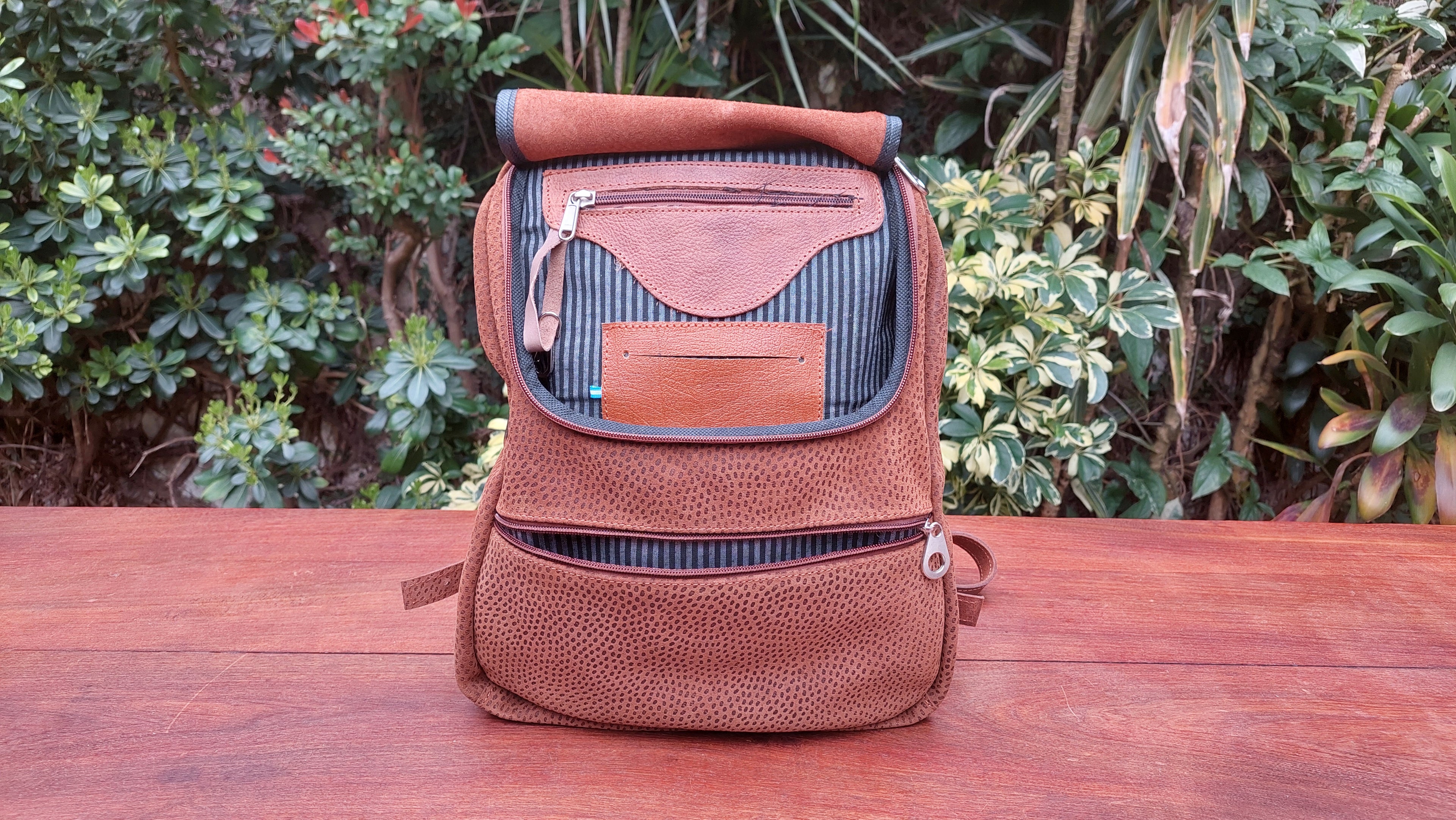 Mochila de Cuero Vacuno Chañar - Grabado Capybara