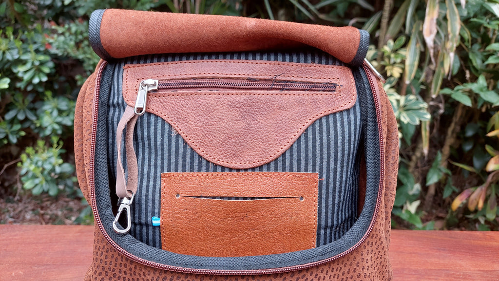 Mochila de Cuero Vacuno Chañar - Grabado Capybara