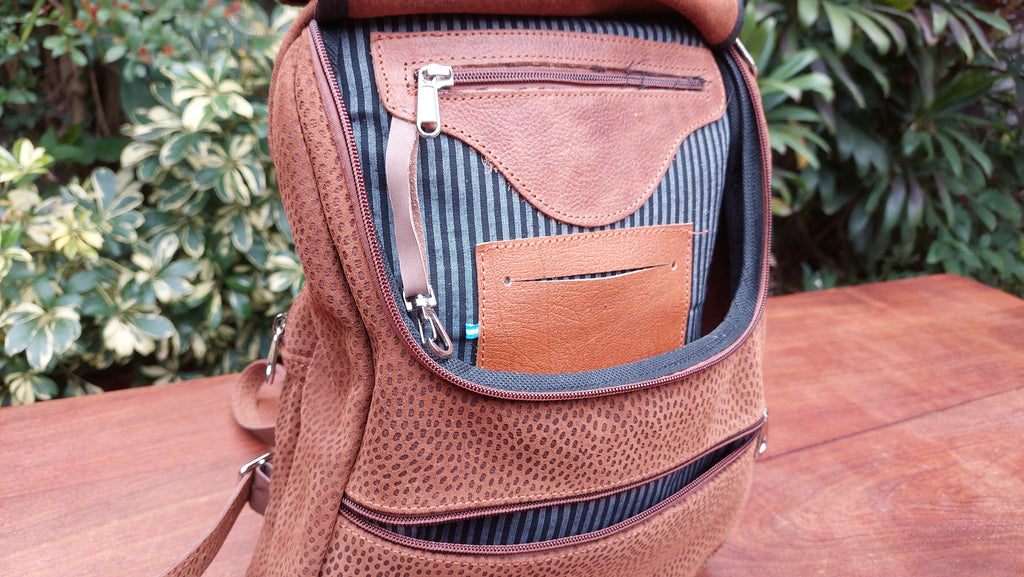Mochila de Cuero Vacuno Chañar - Grabado Capybara