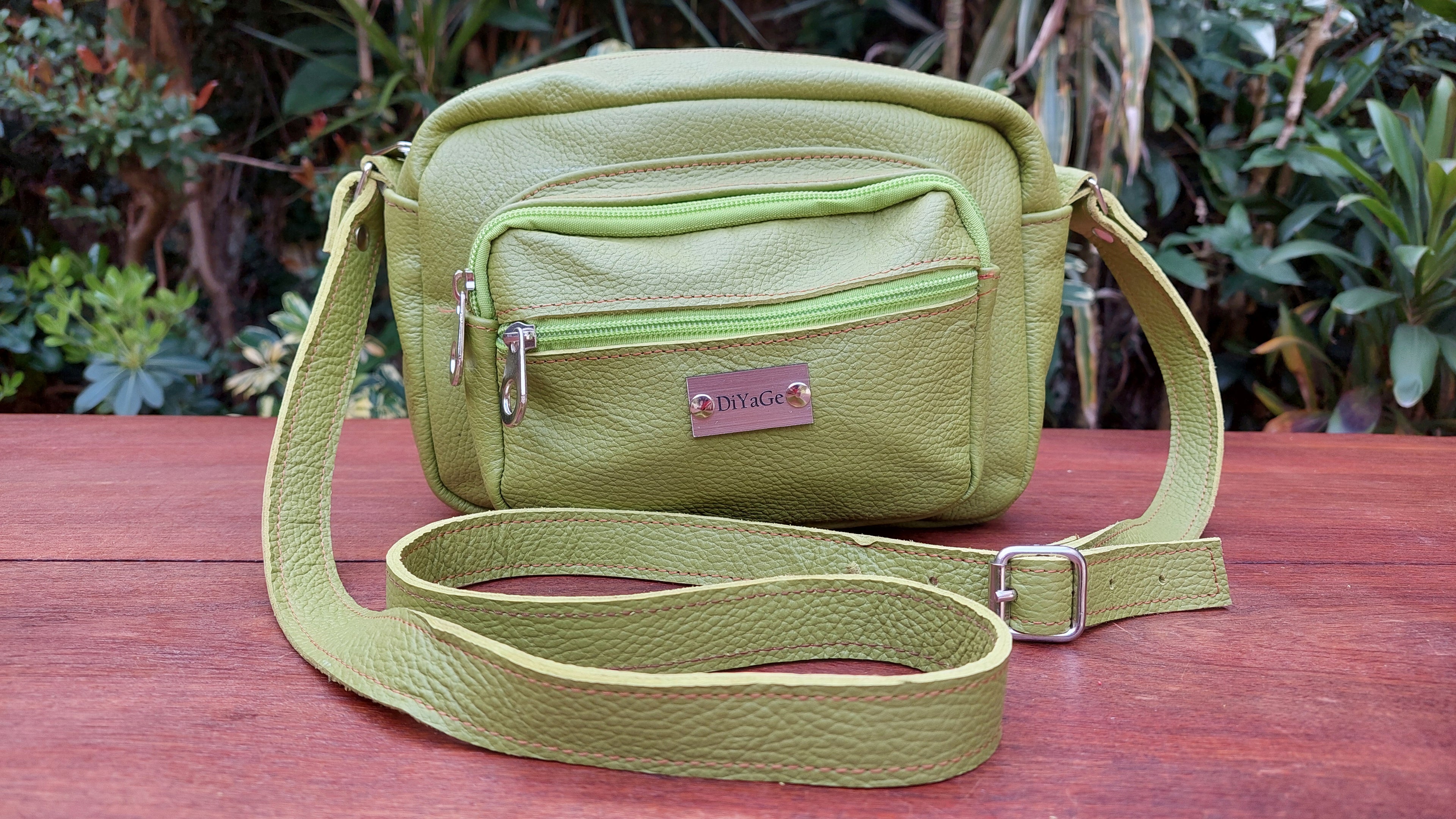 Bandolera de Cuero Vacuno Iguazú - Verde Manzana