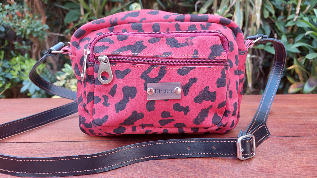 Bandolera de Cuero Vacuno Iguazú - Animal Print Rojo