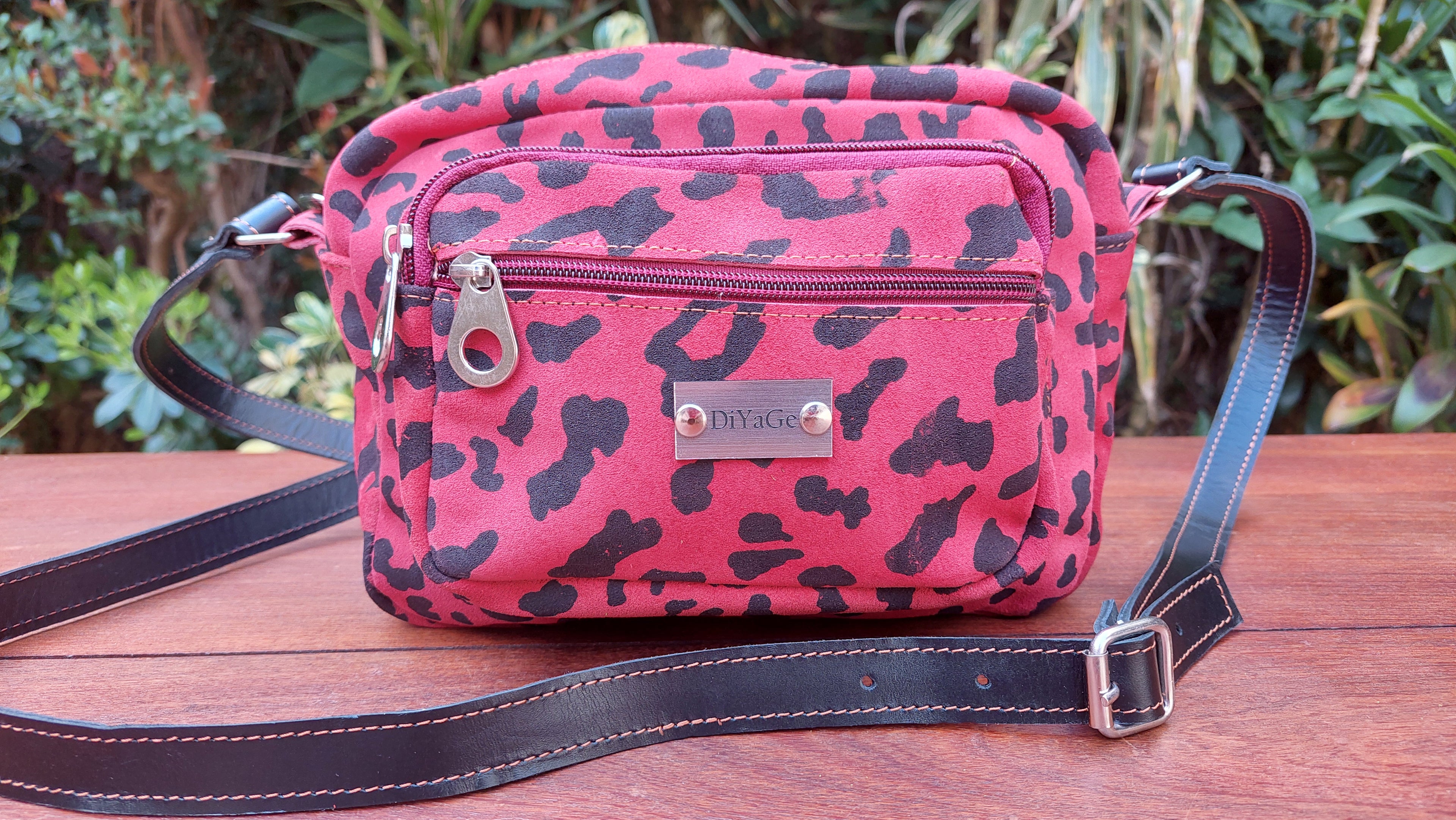 Bandolera de Cuero Vacuno Iguazú - Animal Print Rojo