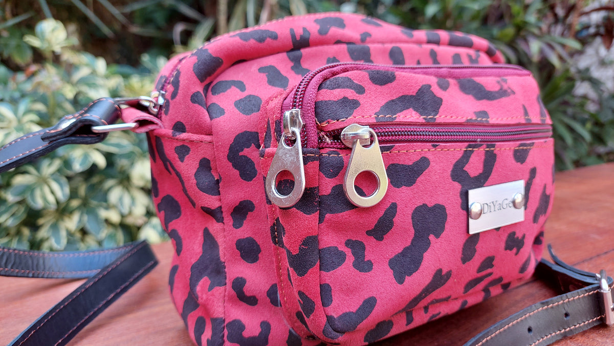 Bandolera de Cuero Vacuno Iguazú - Animal Print Rojo