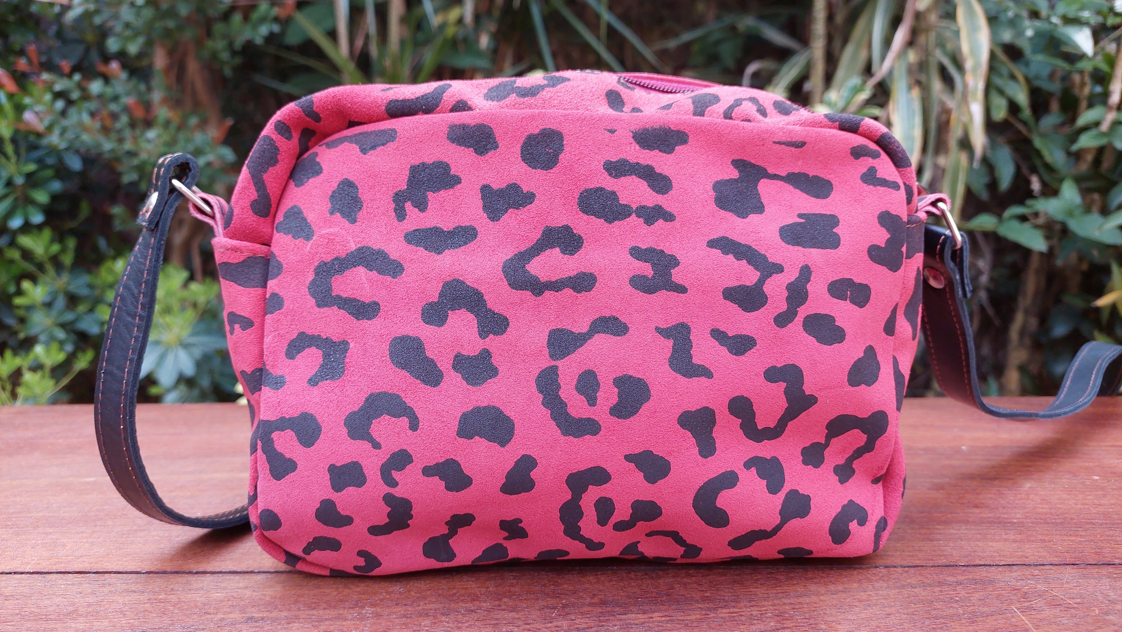 Bandolera de Cuero Vacuno Iguazú - Animal Print Rojo
