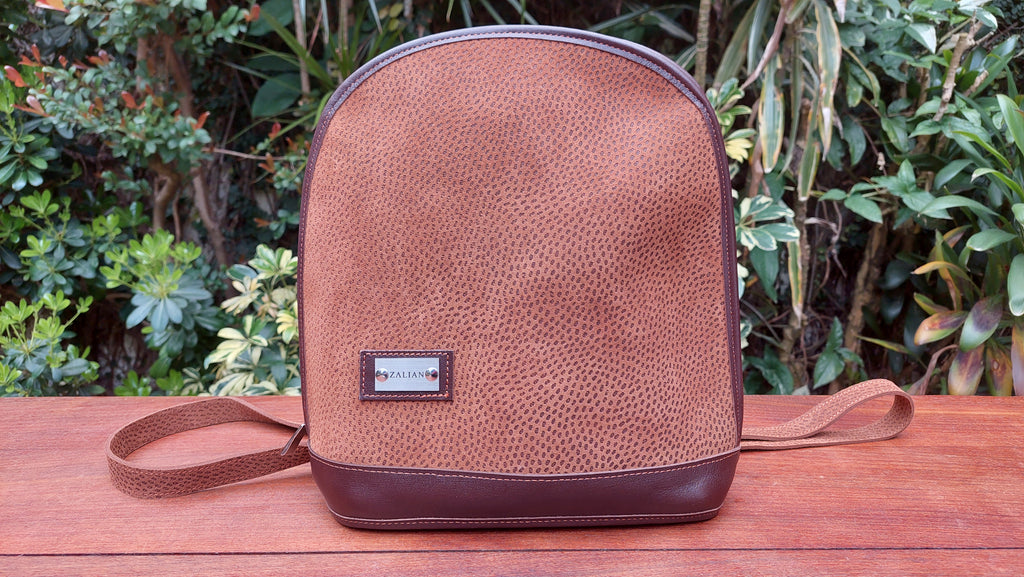 Mochila de Cuero Vacuno Caldén - Grabado Capybara