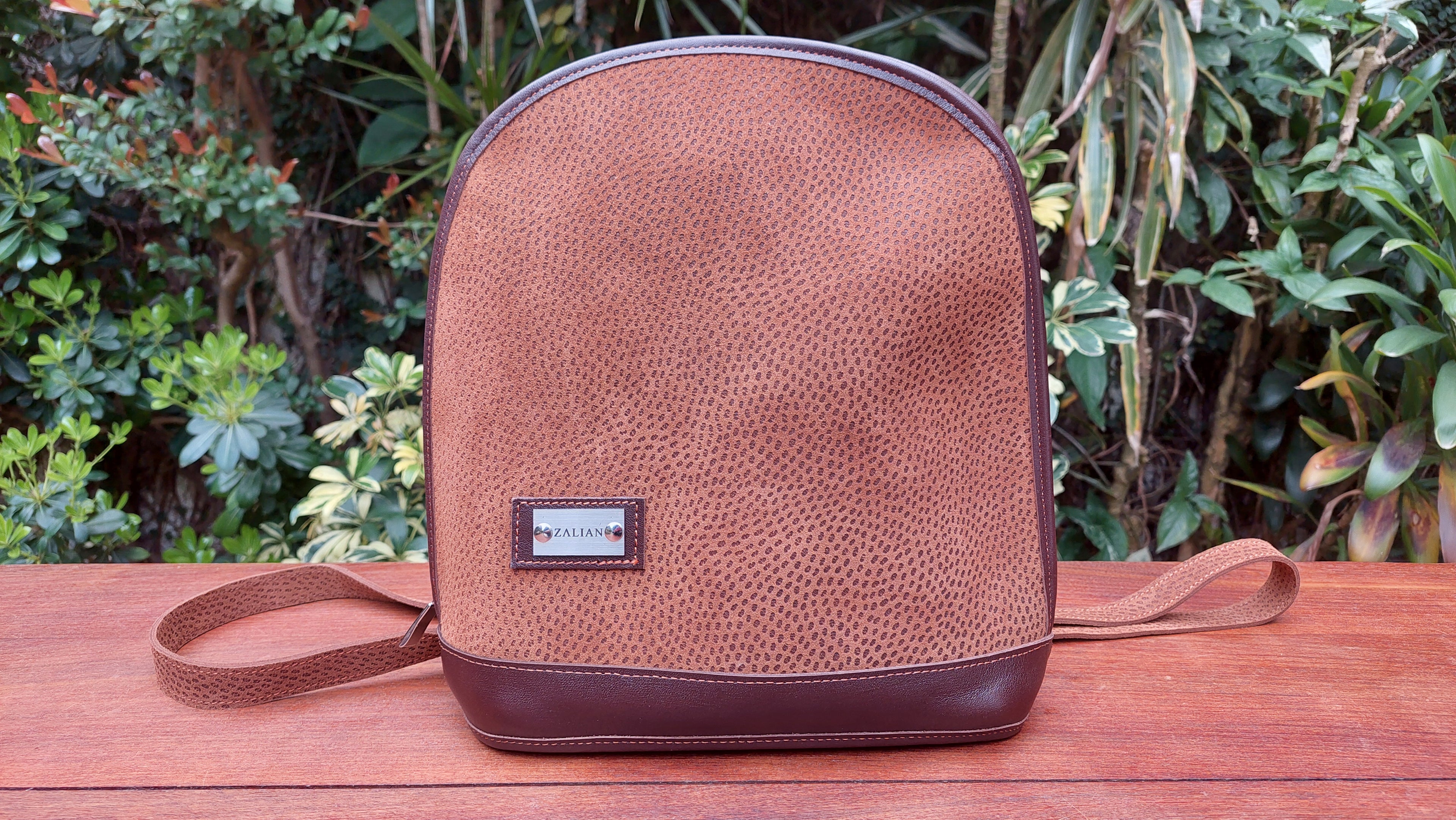 Mochila de Cuero Vacuno Caldén - Grabado Capybara