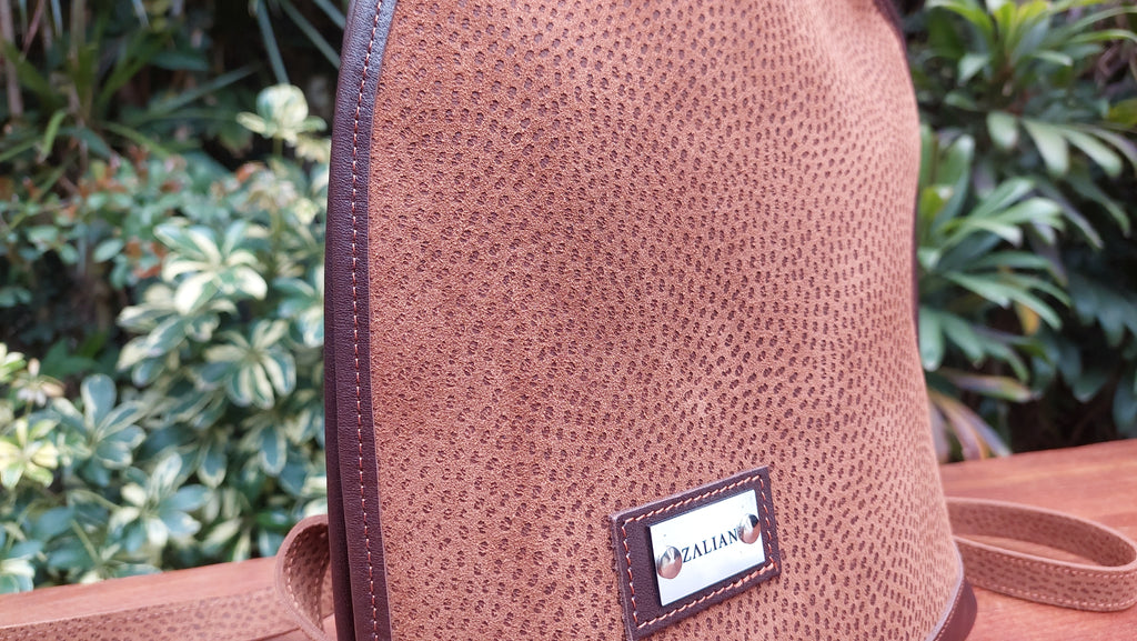 Mochila de Cuero Vacuno Caldén - Grabado Capybara