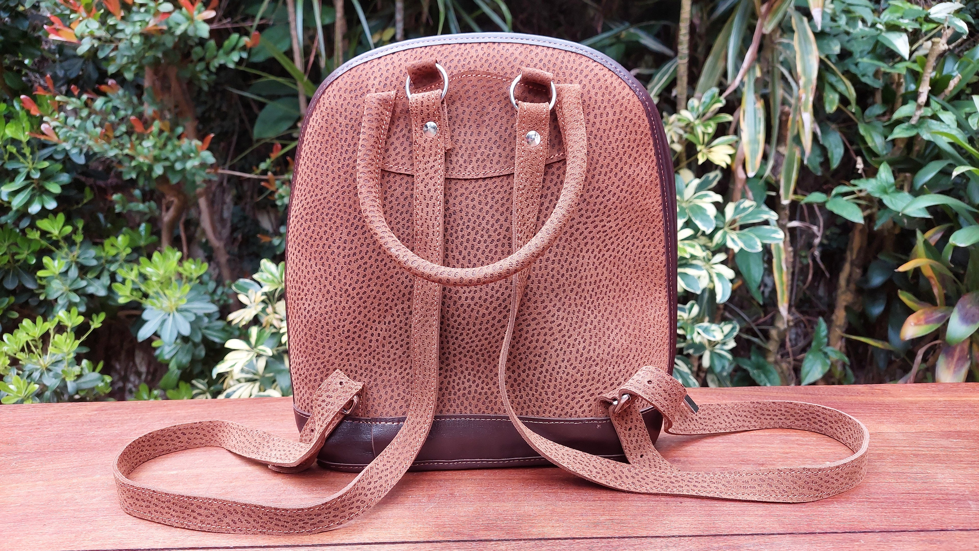Mochila de Cuero Vacuno Caldén - Grabado Capybara